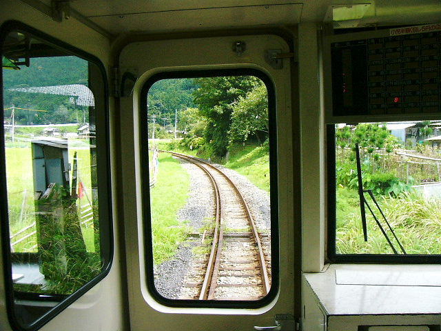 キハ１１の後部の窓から見た名松線の線路